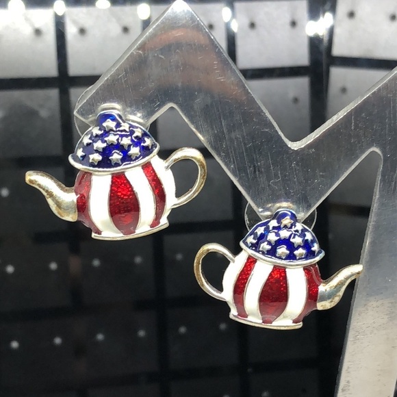 Patriotic American flag pattern statement earrings. - Picture 6 of 7